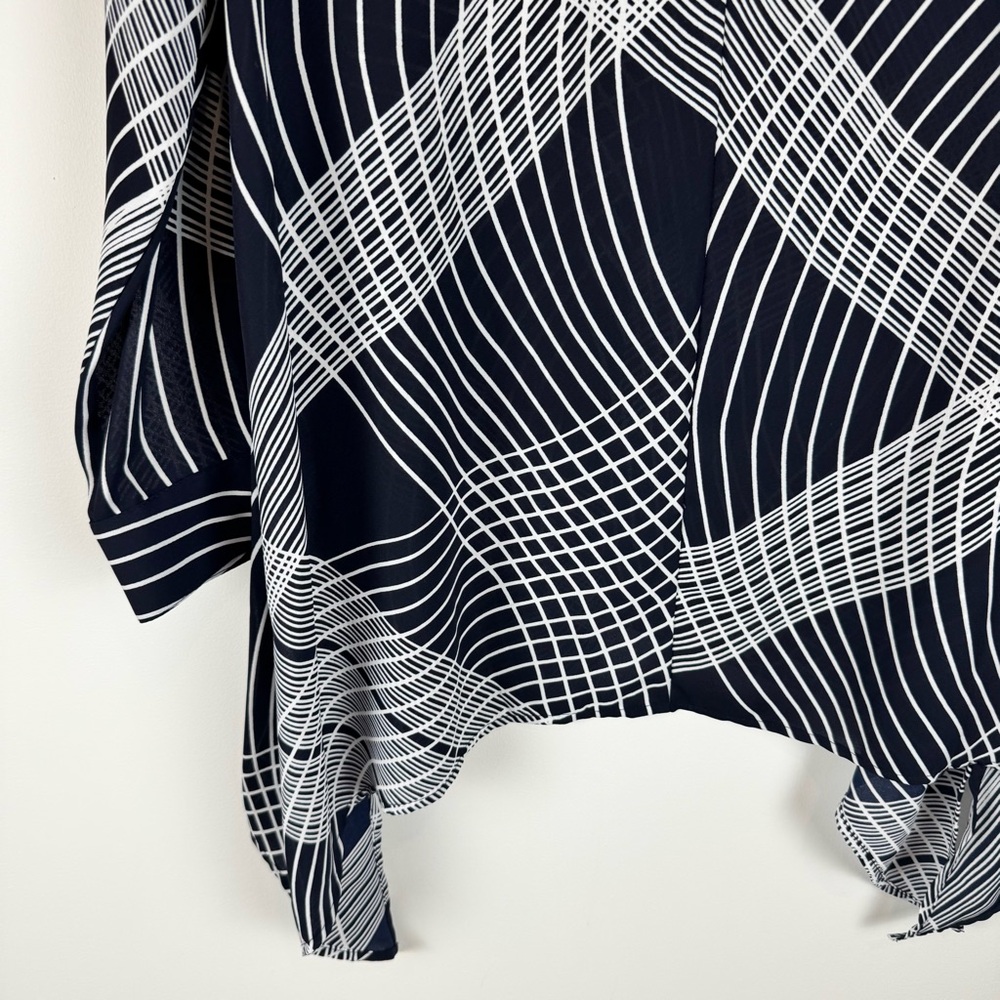 Carmen Marc Valvo Navy and White Button Down Abstract Blouse Uneven Hem ~ Small - Picture 9 of 11